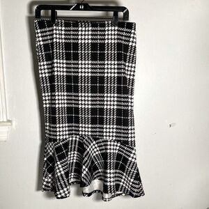 Houndstooth Skirt with Ruffled Hem Large